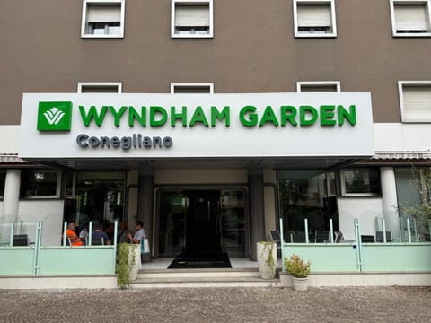 Property building, Facade/entrance, Property logo or sign