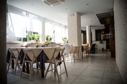 Restaurant/places to eat, Lounge or bar