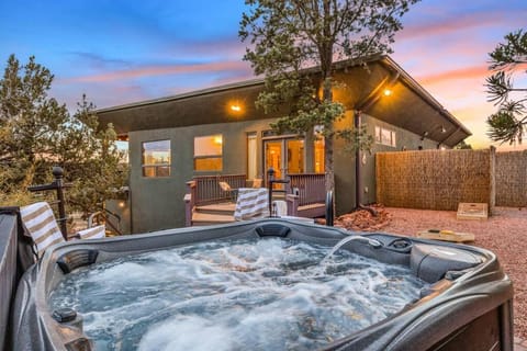 Close to Fresh Creek! Sleeps 12 ~ Amazing Views w/Serene Open Space ~ Hot Tub + Game Room ~ Trails outside House in Sedona