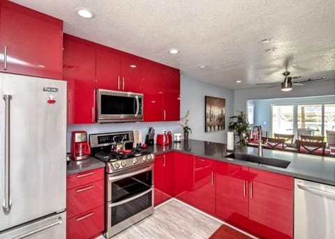 RIVERFRONT RUBY RED HOME WITH PRIVATE DOCK House in Bullhead City
