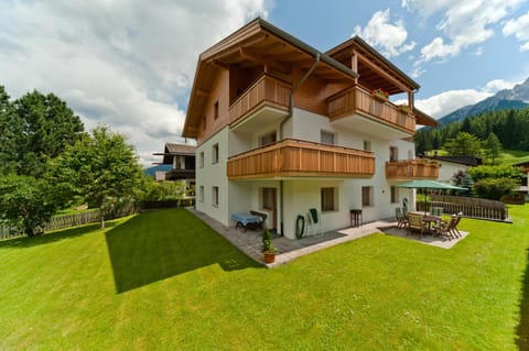 Facade/entrance, Summer, Garden, Balcony/Terrace, Garden view, Mountain view