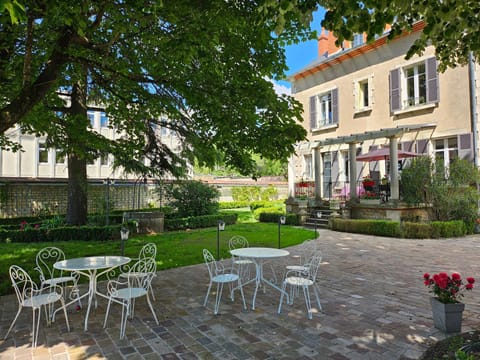 Chambres d'Hôtes Côté Parc-Côté Jardin avec parking privé gratuit Bed and Breakfast in Bourgogne-Franche-Comté