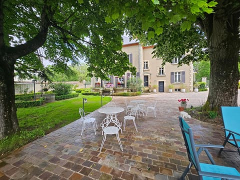 Chambres d'Hôtes Côté Parc-Côté Jardin avec parking privé gratuit Bed and Breakfast in Bourgogne-Franche-Comté