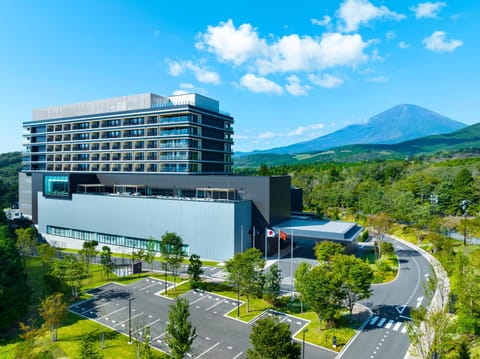 Property building, Spring, Day, Natural landscape, Mountain view, Parking