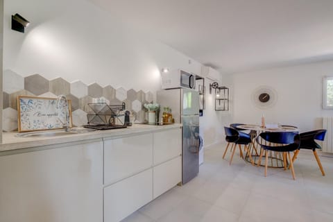 Kitchen or kitchenette, Dining area