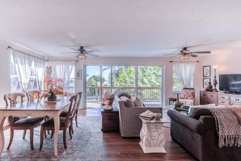 Your tranquil escape is found directly on the beach at the Serenity Beach Condo. Apartment in Siesta Beach