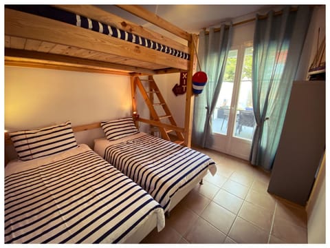 Bed, Photo of the whole room, Bedroom, bunk bed