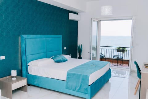 Bed, Balcony/Terrace, Photo of the whole room, Bedroom, Sea view