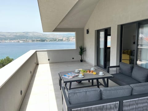 Balcony/Terrace, Seating area, Landmark view, Sea view, sunbed