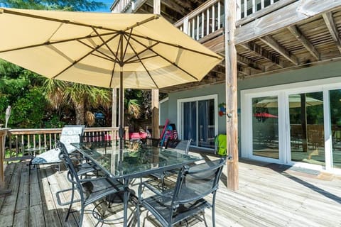 You can't get closer to the beach than this beachy 3 bedroom condo Apartment in Siesta Beach