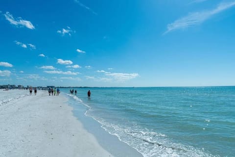 You can't get closer to the beach than this beachy 3 bedroom condo Apartment in Siesta Beach