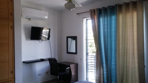 TV and multimedia, Seating area, Bedroom