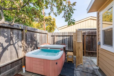 Modern Guesthouse w Private Patio and Hot Tub Condo in San Carlos