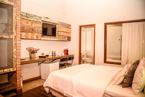 Bed, TV and multimedia, Photo of the whole room, Bedroom, oven