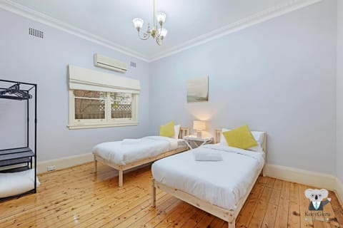 KOZYGURU Campsie Oldie-but-goodie look 4 Bed House NCA011 House in Sydney