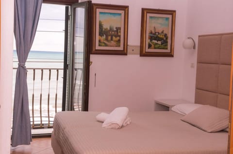 Bed, Balcony/Terrace, Photo of the whole room, Bedroom, Sea view