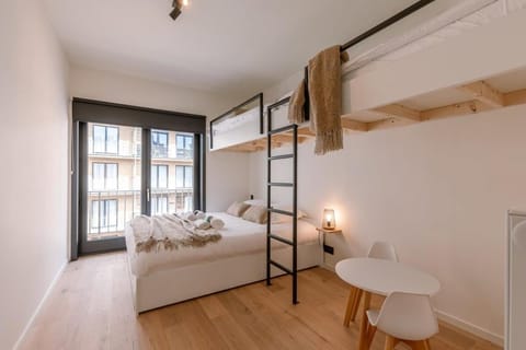 Stunning fully renovated apartment in Knokke-heist for 6 persons Condo in Knokke-Heist