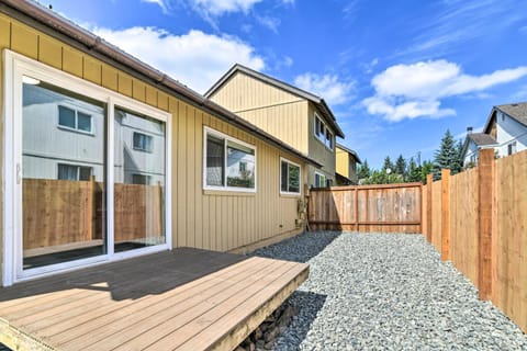 Modern Anchorage Townhome 8 Mi to Downtown! House in Abbott Loop