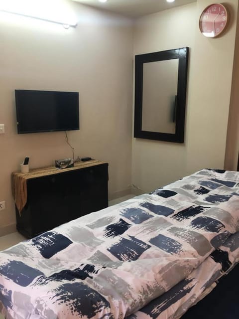 1 bed furnished apartment with all amenities just like your second home Condominio in Lahore