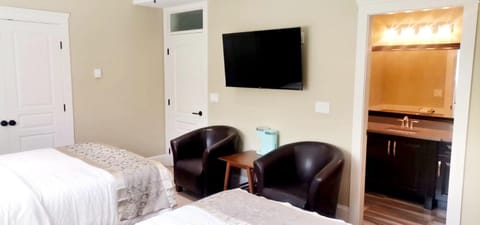 Beautiful Private Room in BlueBack BeachFront Vacation rental in Nanaimo