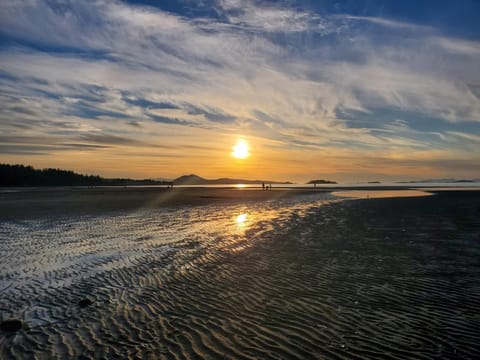 Beautiful Private Room in BlueBack BeachFront Vacation rental in Nanaimo