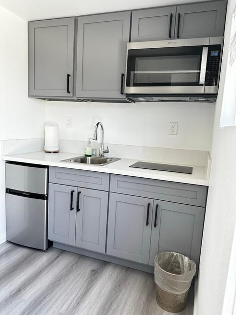 Tiny house in the heart of MOVAL private freeparking Netflix Terrain de camping /
station de camping-car in Moreno Valley