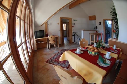 Restaurant/places to eat, TV and multimedia