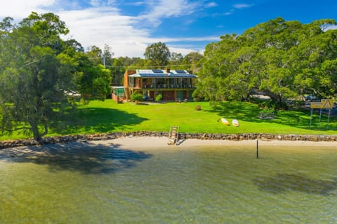 Punt House - riverfront home with ramp access Casa in Laurieton