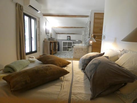 Bed, Photo of the whole room, Bedroom, air conditioner