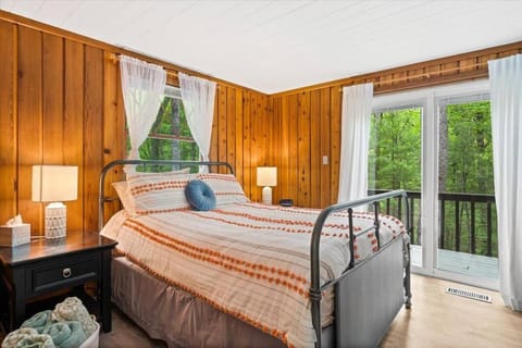 The Gingerbread House: 4 BR chalet, w/ Sunroom/Deck, sleeps 12, modern amenities Chalet in Massanutten