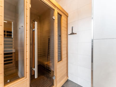 Luxe villa in Zeewolde with infrared sauna Villa in Biddinghuizen