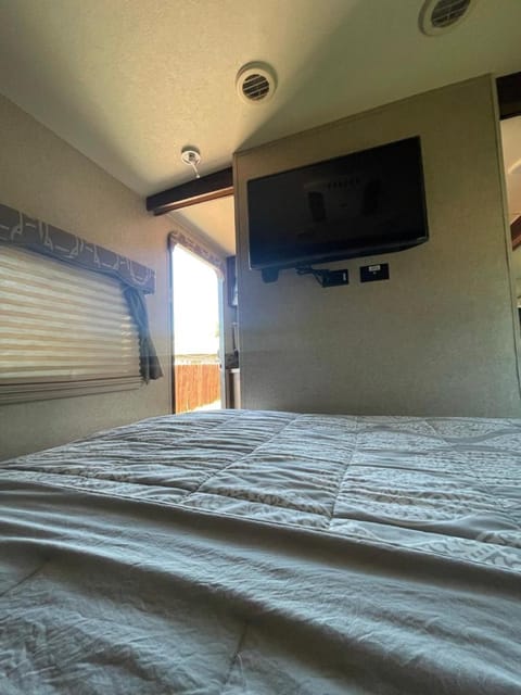 RV3 Wonderfull RV in MOVAL private freeparking Netflix Campingplatz /
Wohnmobil-Resort in Moreno Valley