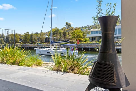 The Cove - Luxury Waterfront Accommodation House in Dromana