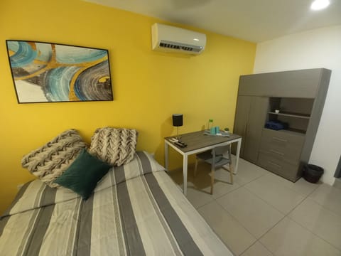 Bed, TV and multimedia, Photo of the whole room, Seating area, Bedroom, hair dresser, air conditioner