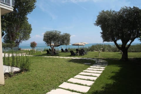 Smeraldo dip Villa Canneto Apartment in Sirmione