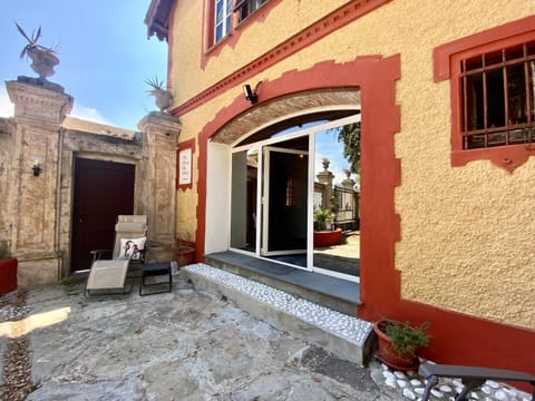 Patio, Facade/entrance