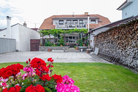 Property building, Garden, Drinks