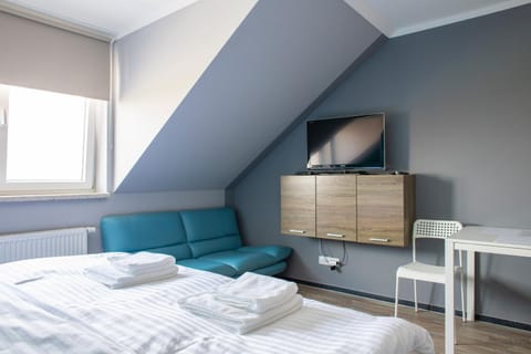 Bed, TV and multimedia, Bedroom