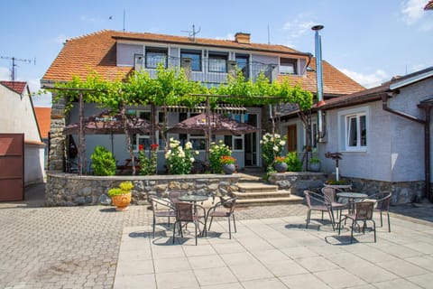 Property building, Garden, Balcony/Terrace