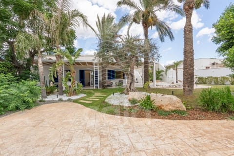 Property building, Day, Garden, Garden view