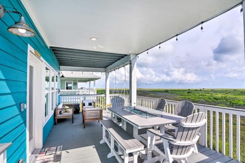 Peaceful Galveston Getaway with Deck Walk to Beach House in Galveston Island