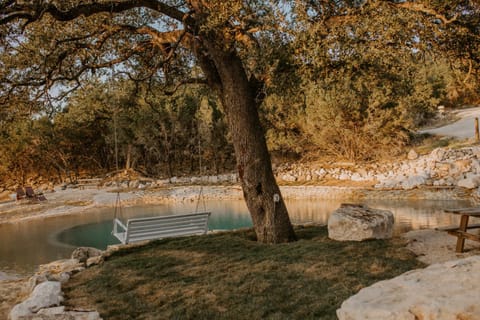 Hummingbird Haus - Hill country views on 20 acres with firepit Casa in Spring Branch