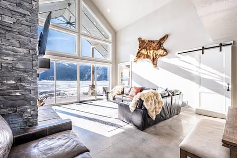 New Lakefront Modern Chalet With Panoramic Views Chalet in Valley County