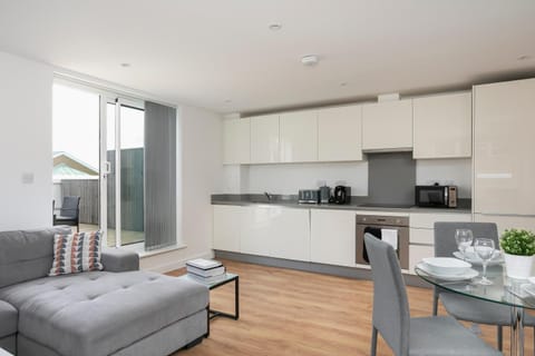 Skyvillion - 4 Bed Luxury Apartment with Balcony & Parking Apartment in Enfield