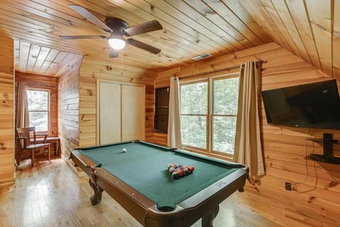 Cabin with Jacuzzi & Hydrotherapy SpaNear Helen House in Cleveland