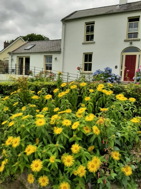 Property building, Day, Garden, Garden view