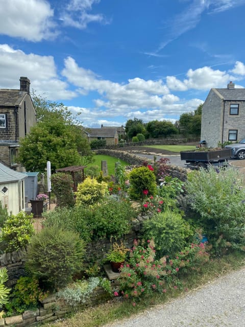 Lavender Cottage - 18th Century Characterful Space House in Holmfirth