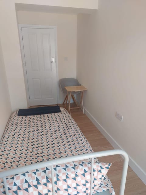 Single Room only for one adult Urlaubsunterkunft in Southall