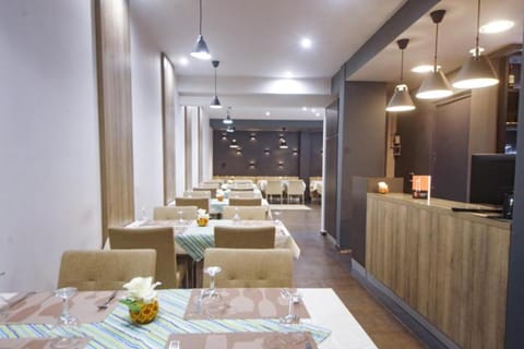 Restaurant/places to eat, Lounge or bar