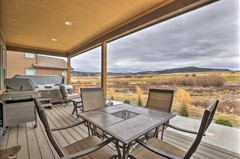 Relaxing Granby Home with Deck and Mountain Views! Maison in Granby